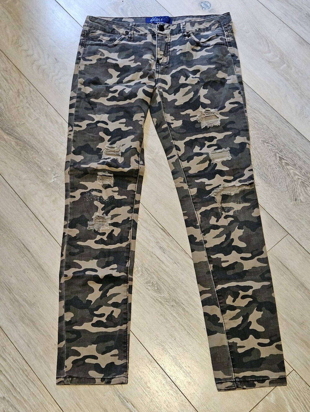 Miley Cyrus & Max Azria Camouflage Distressed Skinny Pants Junior's 11